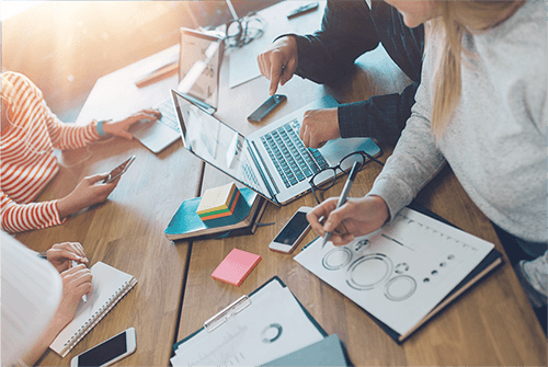 Afbeelding van samenwerkende collega's